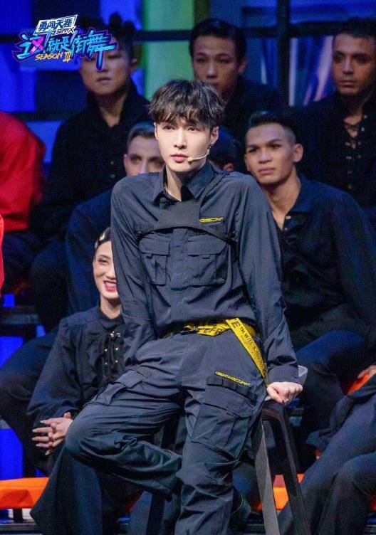 张艺兴频频上热搜,工装造型谁没穿过?