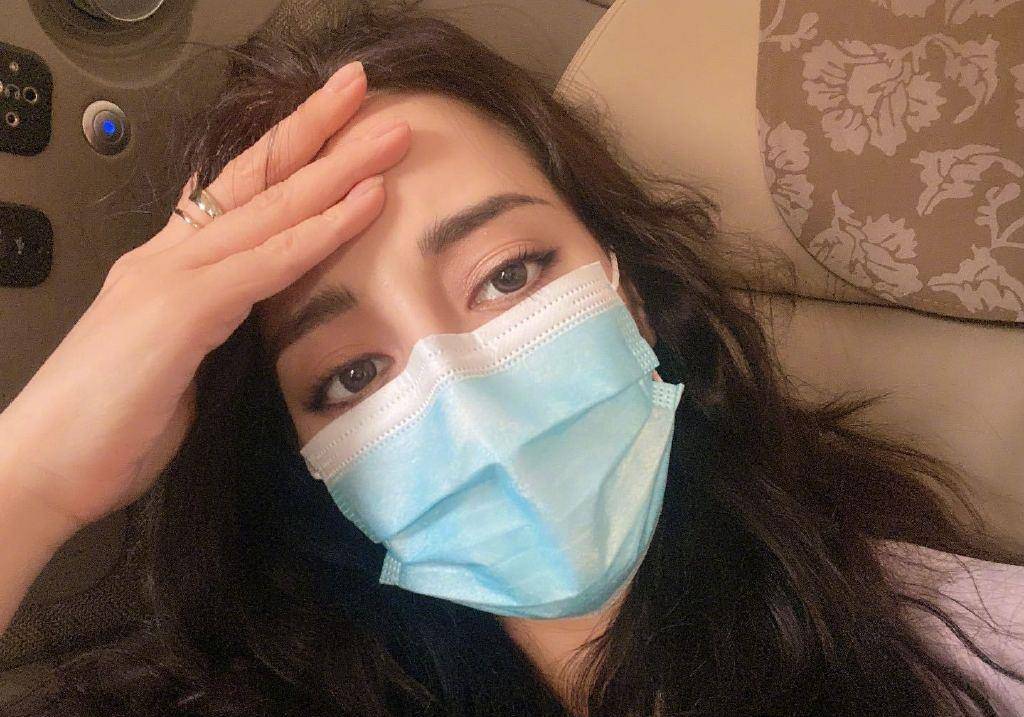 迪丽热巴晒九宫格自拍,全方面展现什么叫戴口罩也掩不住高颜值_眼睛