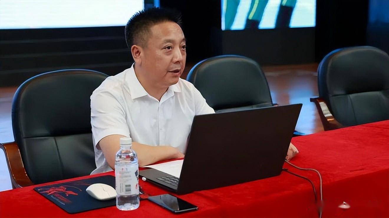 校长周相兵,副校长周万成,初中部主任姚猛为各连授连旗;副校长周万成