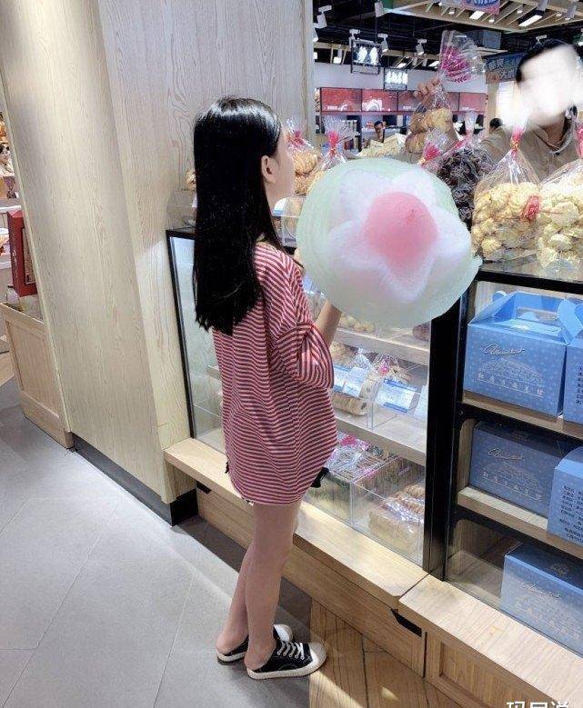 最美童星裴佳欣才11岁,为秀腿就穿上10cm短裤,长大