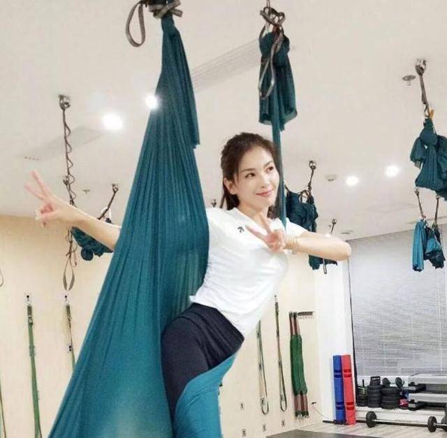 毛晓彤机场秀,穿短款露腰衬衫,腰部曲线曼妙惹人羡,网友,爱了_身材