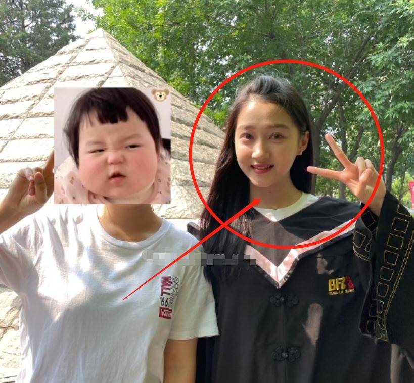 关晓彤回北电拍毕业照,穿学士服站c位吸睛,生图却暴露真实颜值_周也