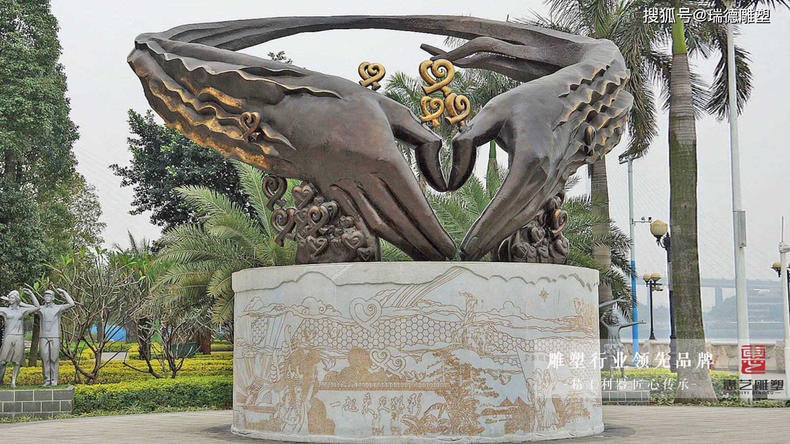 铸铜人物雕塑,志愿者,城市志愿者铸铜 人物雕塑,志愿者雕塑,帮助老人