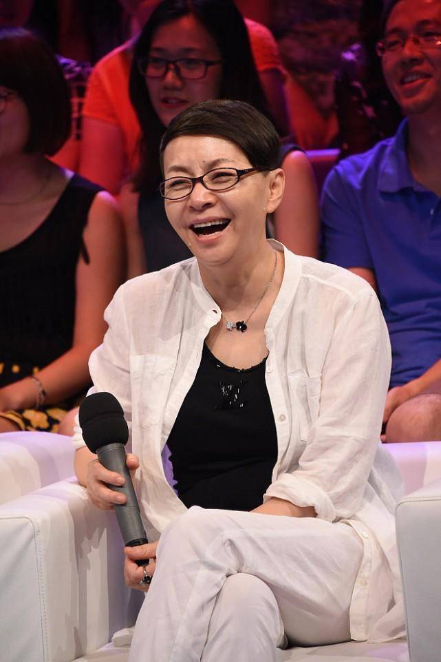 女人年纪大了就别穿太花哨,宋丹丹的时尚,看着简单还很随便_休闲风