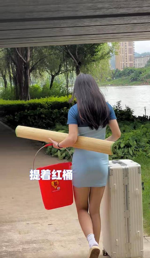 广东女子每天提桶"找工作",网友一语道破:"找工作"就是工作_求职人