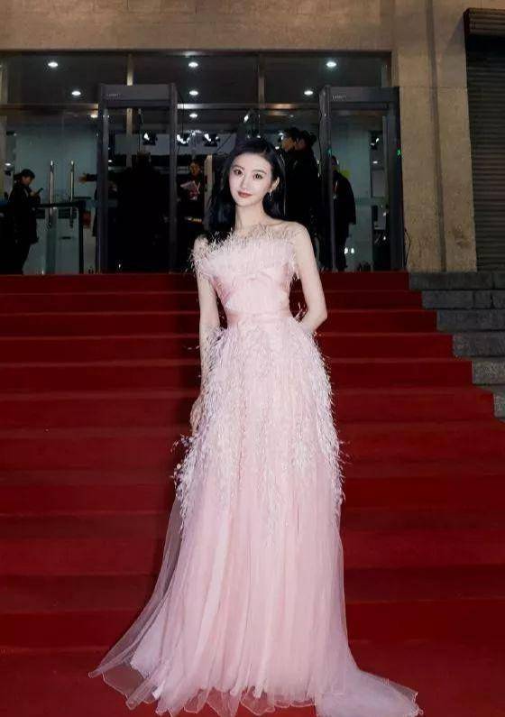 景甜挑战"粉色金针菇"长裙,腰比头围还小,张继科真的不后悔?