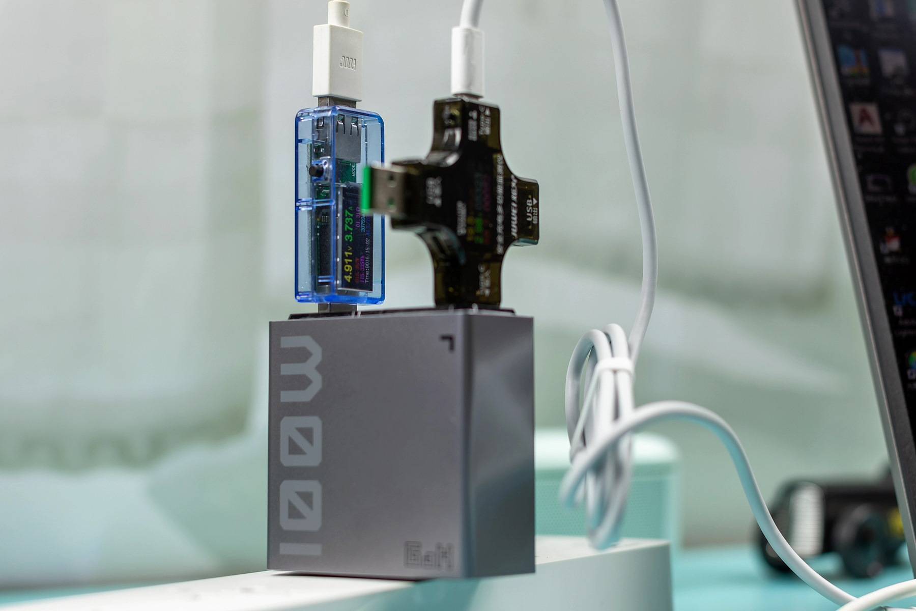 努比亚氘锋100W氮化镓充电器，体积小充电快，4口输出效率倍增