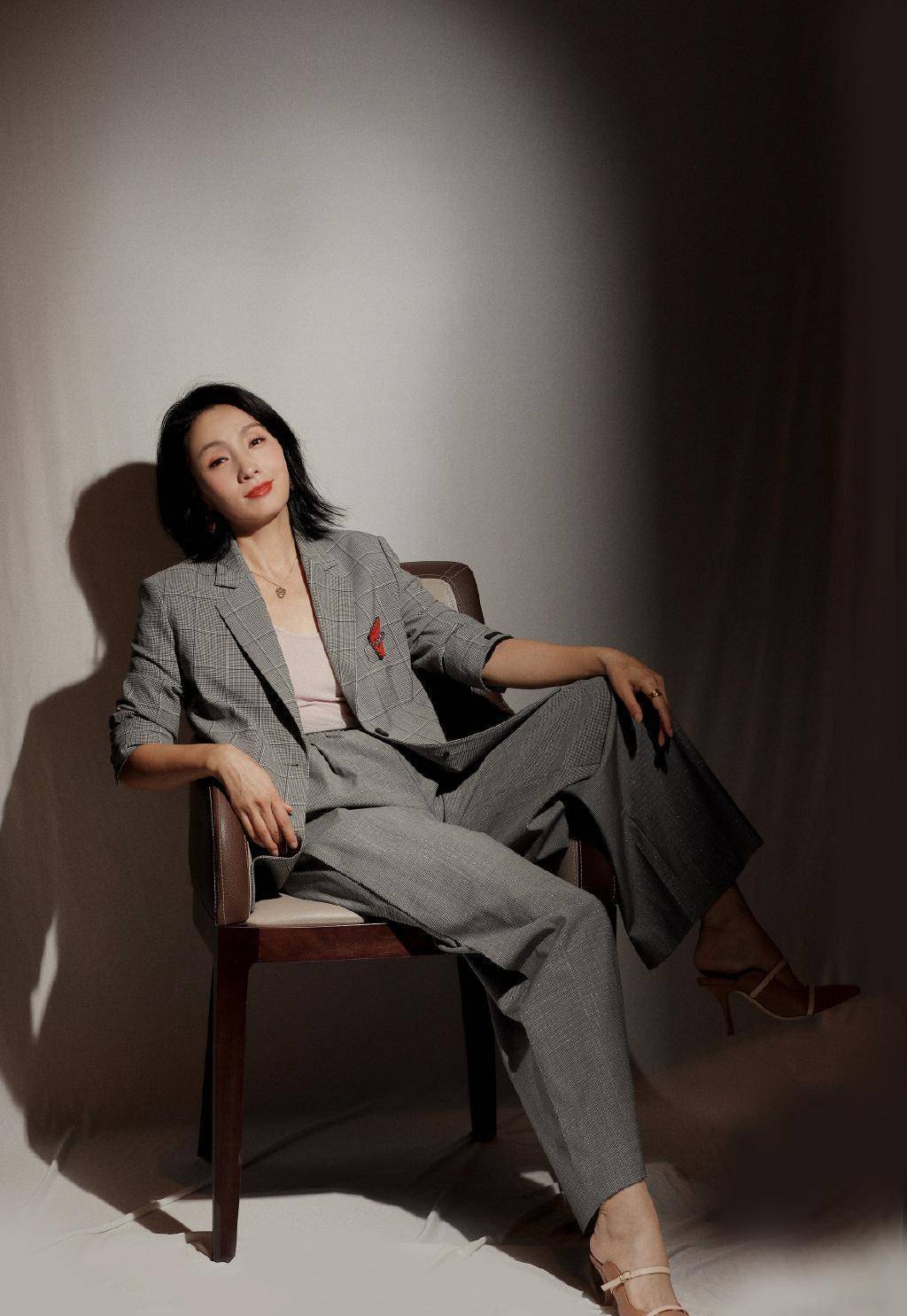 小陶虹气质真好,穿格纹西装配锁骨发出镜,这状态一点不像48岁_造型