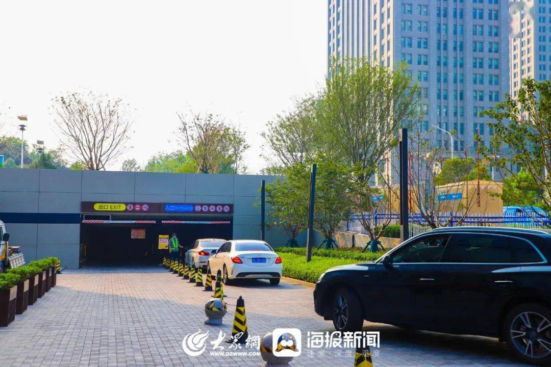 停车场从荣成路南侧进入发现司机们正有条不紊地记者来到日照万象汇
