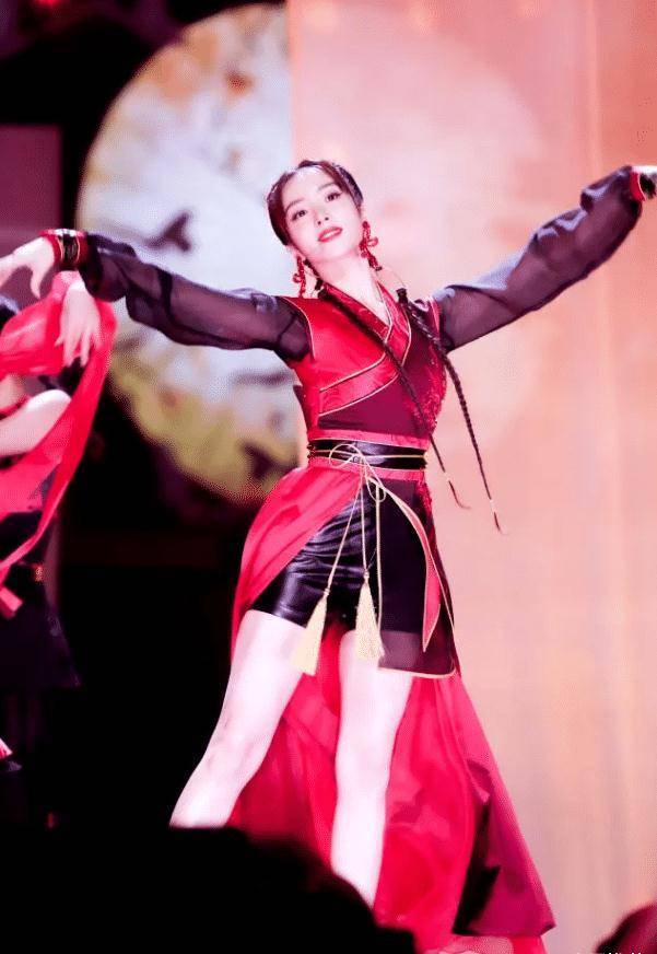 胡冰卿不理外界质疑,穿"隐形靴"秀长腿,终于不再像傻白甜了