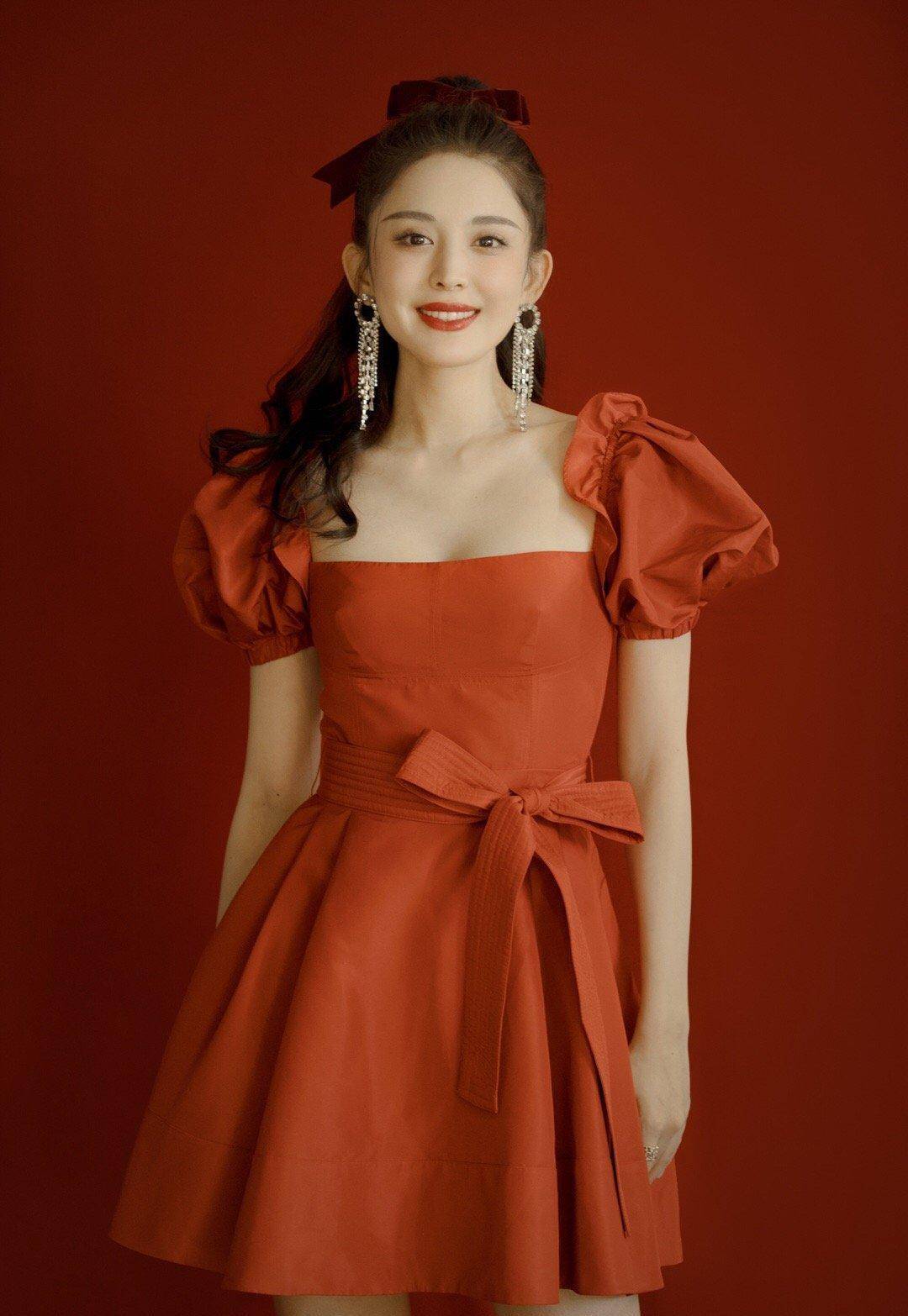 娜扎长得具有异域时尚,在娱乐圈中,也是具有辨识度的美女.