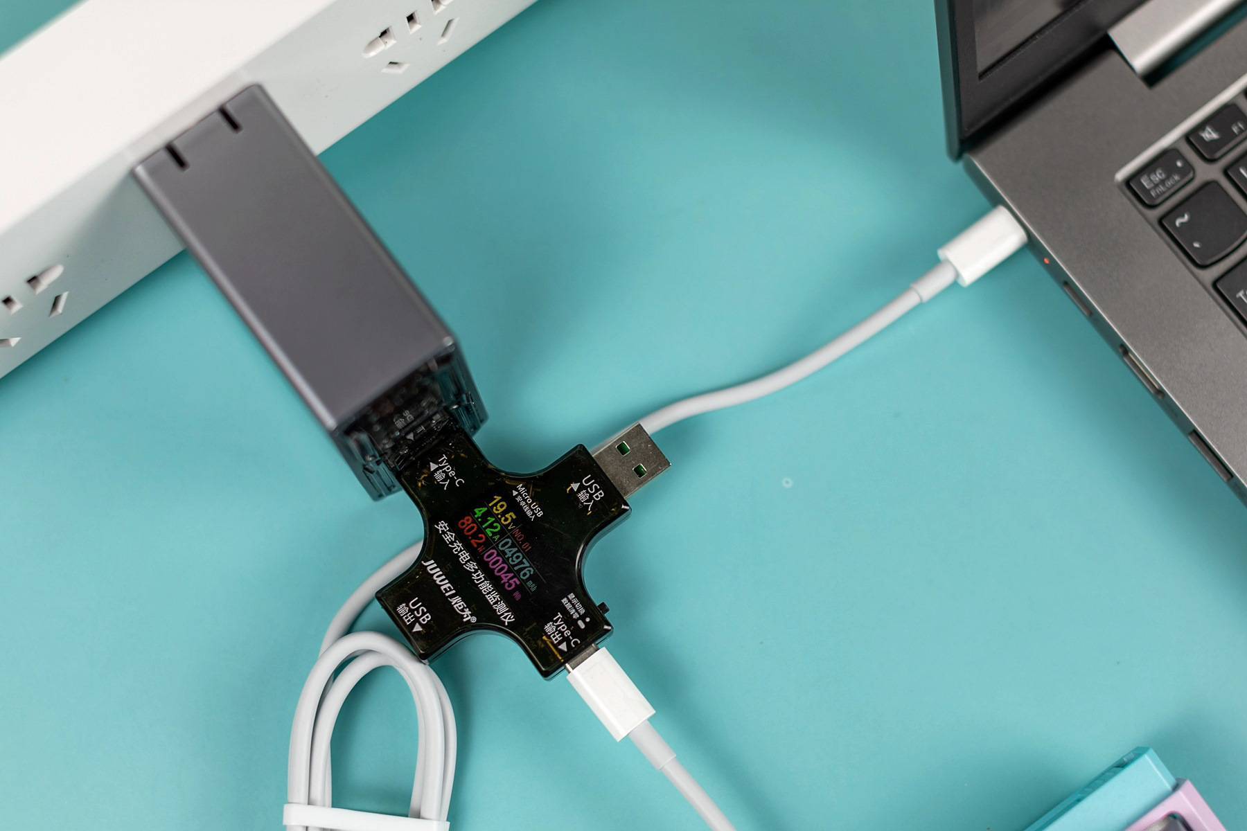 努比亚氘锋100W氮化镓充电器，体积小充电快，4口输出效率倍增