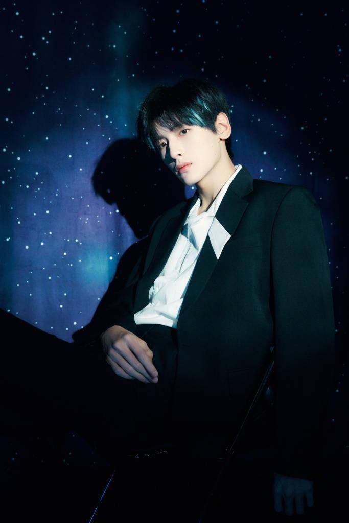 翟潇闻出席品牌直播活动 穿深色西装拍摄写真儒雅绅士_中国区_翟潇