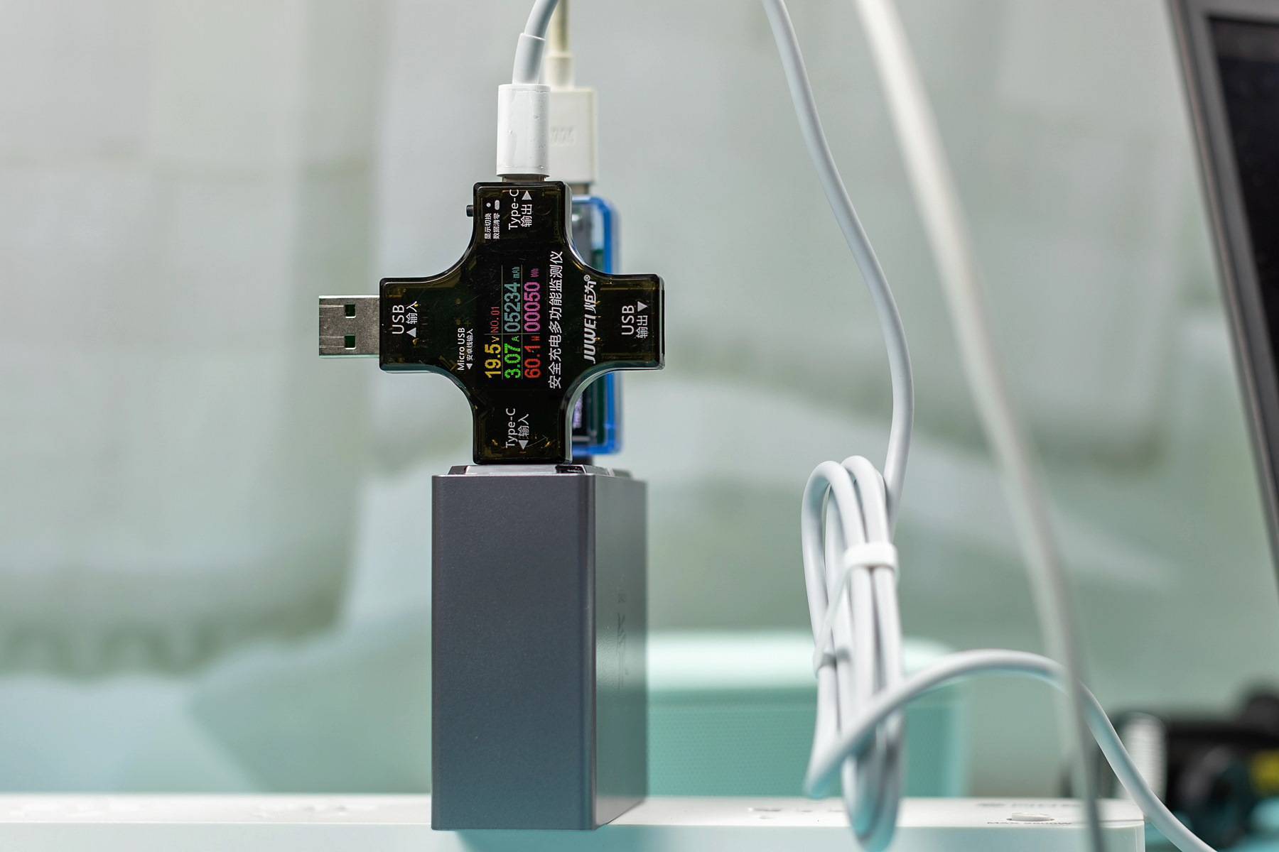 努比亚氘锋100W氮化镓充电器，体积小充电快，4口输出效率倍增