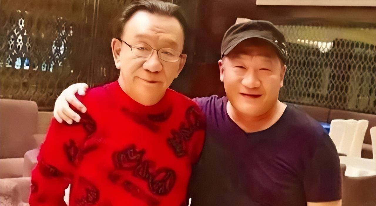 59岁的谢东为他4岁的儿子庆祝生日,儿子想要一个漂亮的儿媳和蛋糕,他