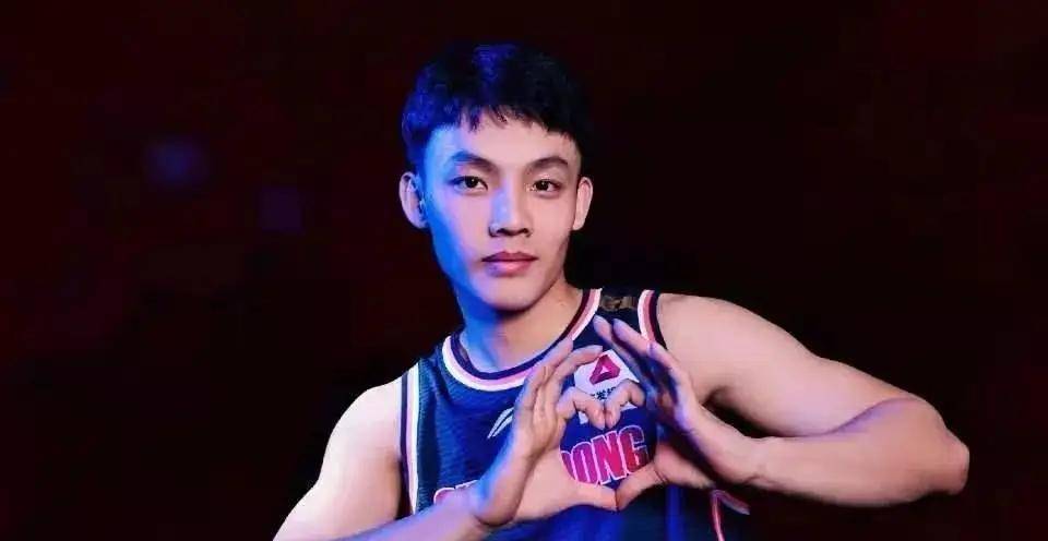 22岁广东队后卫徐杰,一年能挣多少钱?_收入_年薪_的合同