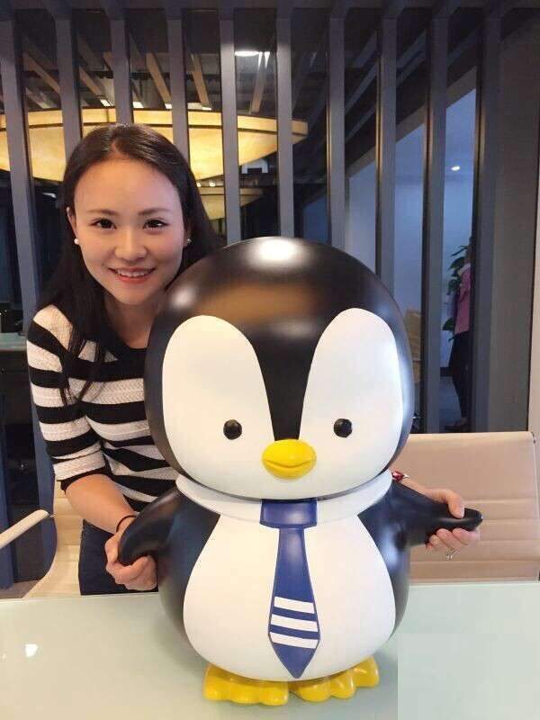 21岁时,回到成都,其父亲黄玉蛟就把公司的转型业务——海滨城购物中心