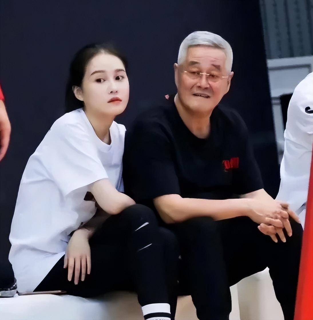 儿子牛牛跟球球却是相反的性格,也会在网络上露面