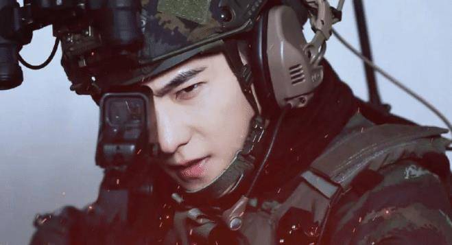 初代军艺校草旧照曝光,竟是班长洪剑涛,还有沙溢沈腾,杨洋慌了_成为了