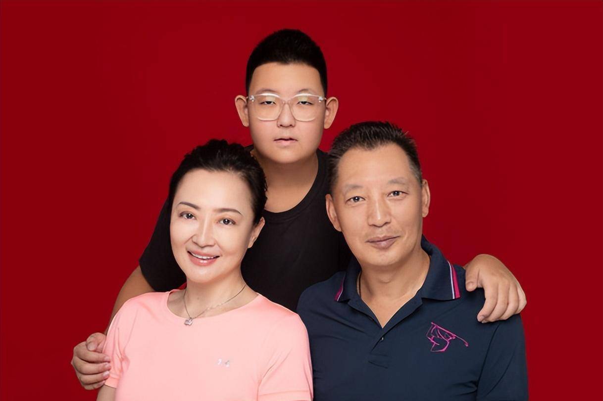 一家三口合影留念,13岁儿子又高又胖_袁华_丈夫_沙彤