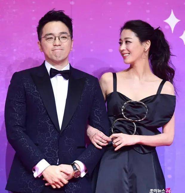 因为突如其来的结婚消息,一开始还传出韩高恩的丈夫申英秀是财阀家庭