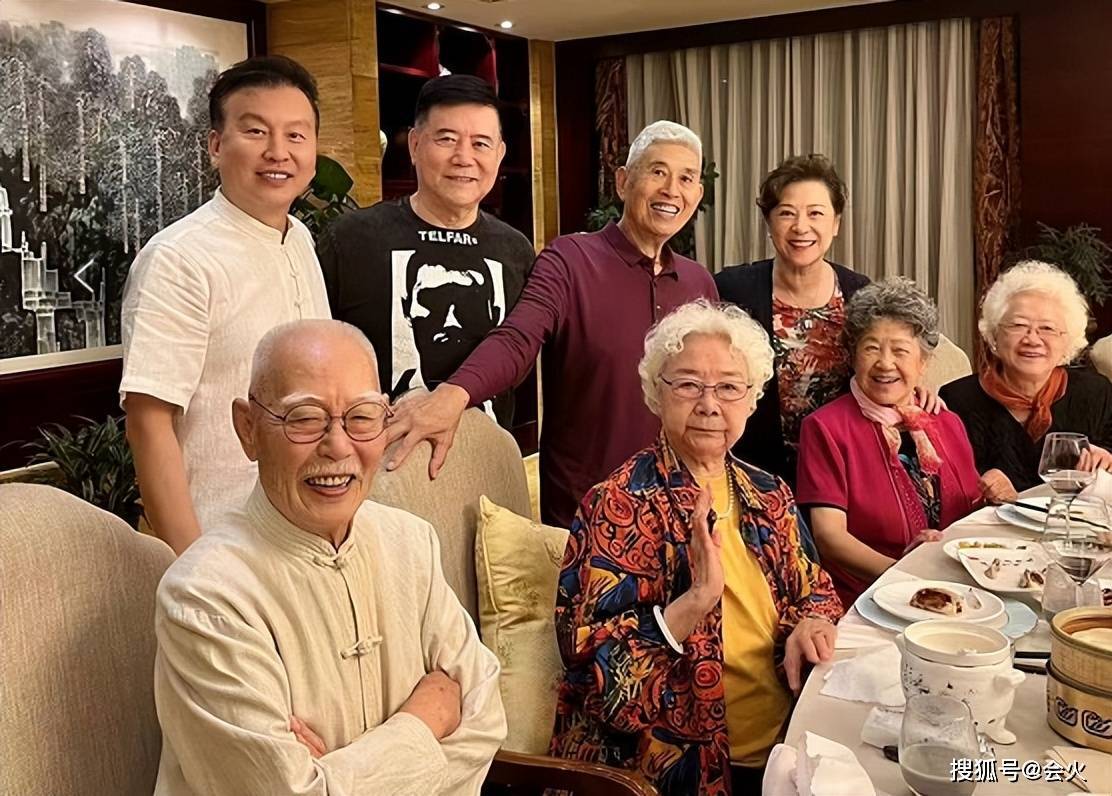 95岁"白毛女"田华现身饭局,戴大玉镯一头白发,饭桌上中气十足_张泽群