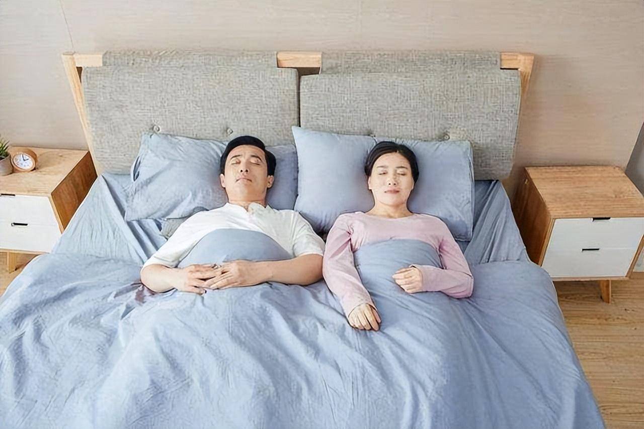 幸福的年轻夫妇睡在床上。 恋爱中的女人和男人躺在床上拥抱。 关系概念视频特效素材-千库网
