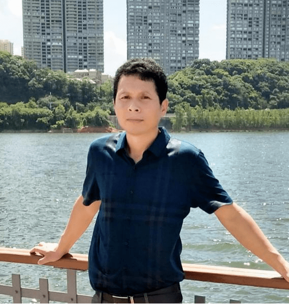 王学军,男,49岁,中共党员,尺八镇红庙初级中学教导主任.