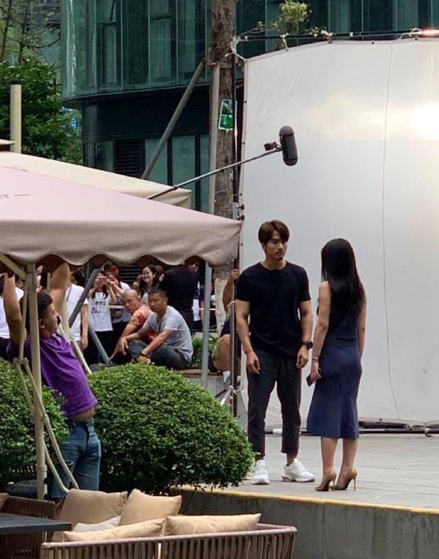 柳岩言承旭新剧路透照,完美身材十分抢镜,两人合作备受期待_作品_照片