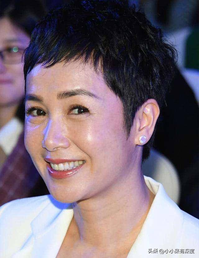 54岁蒋雯丽近照,体态丰腴,时尚万种的她,和老公顾长