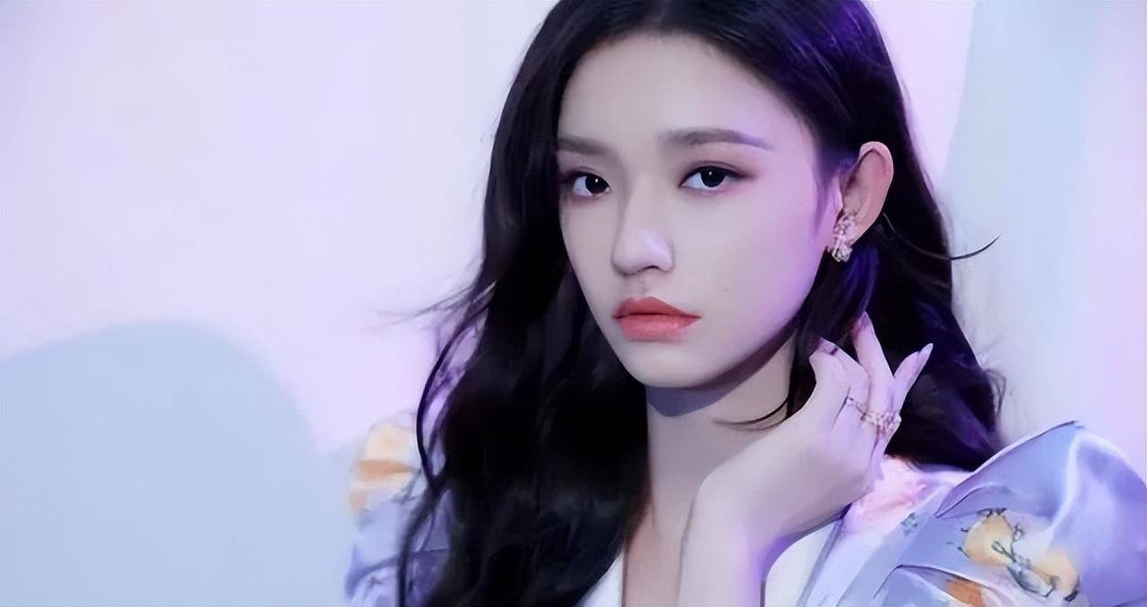 25岁女星林允分享近照,在室外身穿运动衣服,十分有春天的气息_图片