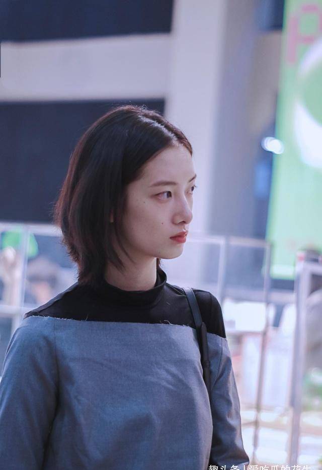 金大川又带第三任女朋友雎晓雯看秀 十指相扣情侣装甜腻极了_春夏