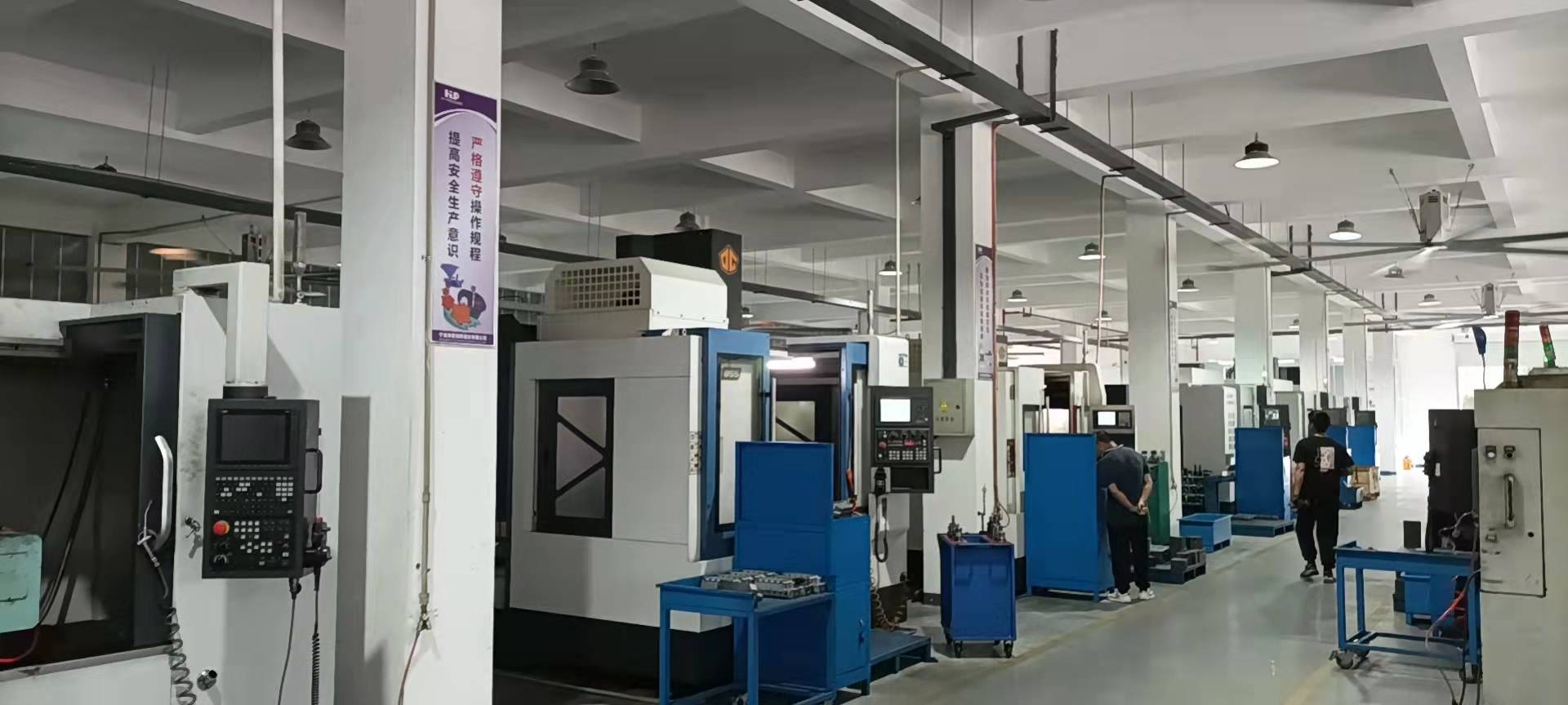 安装了相关的标牌标识后,整个车间立刻就有了面貌的改观,规章制度等的