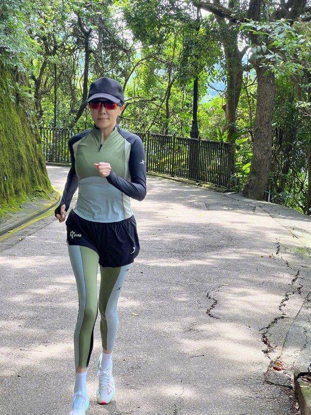 刘嘉玲外出慢跑美照曝光,56岁惊人冻龄状态_运动_图片_身材