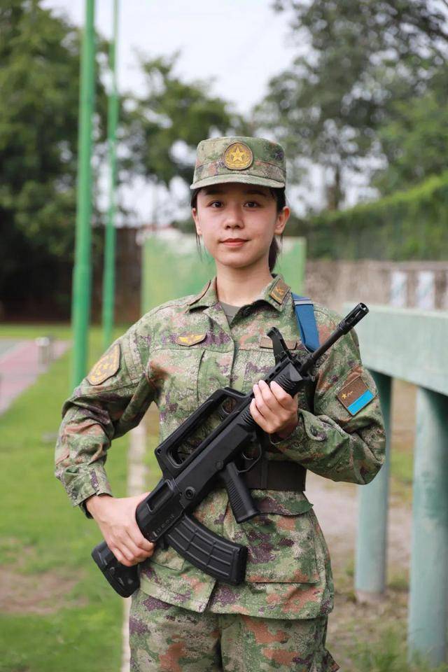 军装的女兵们在机场的另一边颜值和战斗力都高到爆表更是显得威武帅气