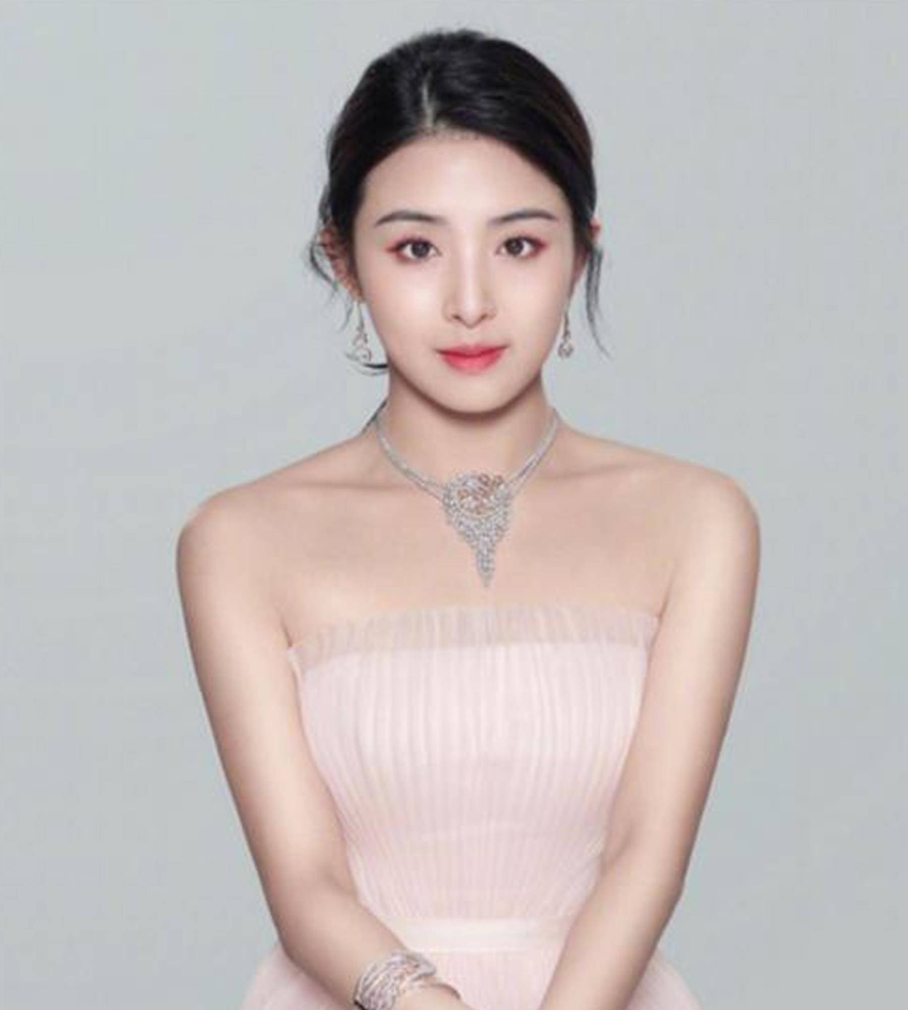 18岁被曝八卦,消失16年后惊艳回归,网友称她为德云社少奶奶_张含韵