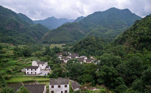 藏在皖南山里的古村，至今已600多年历史，景色美如“世外桃源”