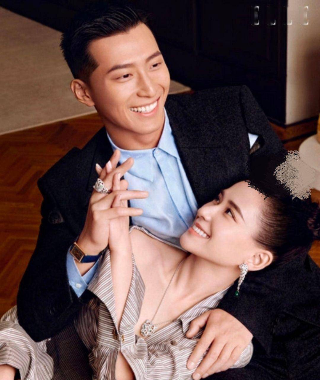 窦骁携女友何超莲走机场,全程十指相扣秀恩爱,两人对视似偶像剧_事情