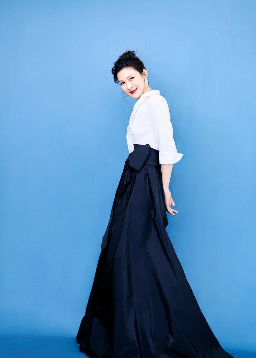 童蕾的气质虽然挺时尚,可是穿"折扇裙"也不赖,身材有肉却好看_裙装_的