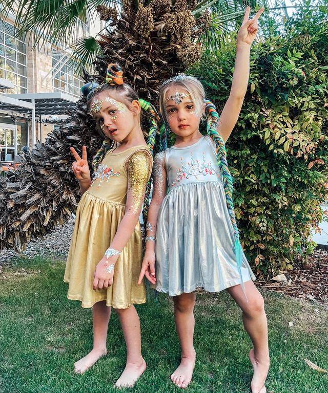 戏精双胞胎emma和mila教你穿衣服了,又萌又抢镜穿搭值得学习!