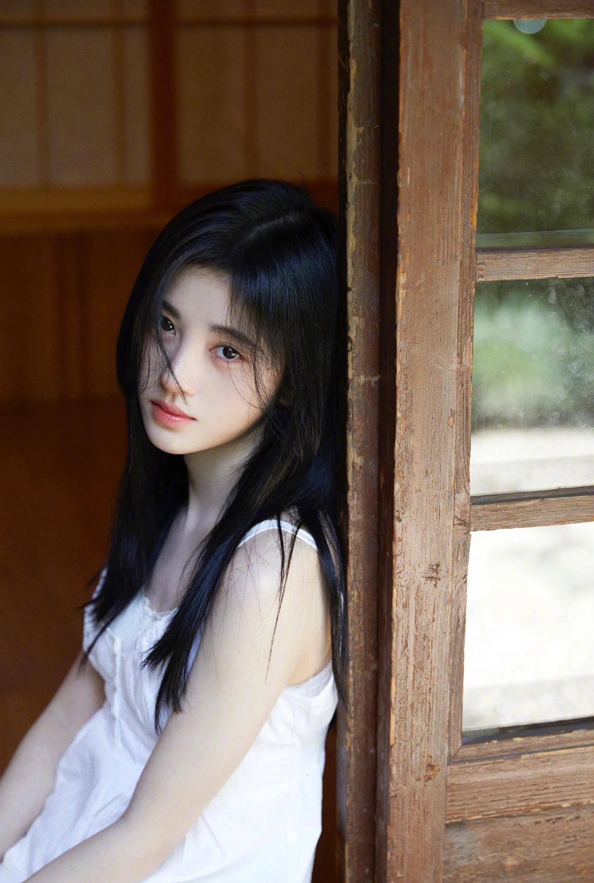 生活中的鞠婧祎擅长跳舞,弹钢琴,也有着拉小提琴的特长.