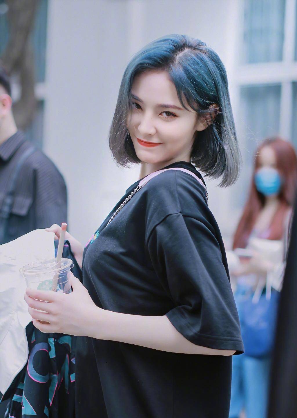 许佳琪这是标准女团身材,穿黑t玩下衣失踪,双腿白皙像涂了粉_黑色_都