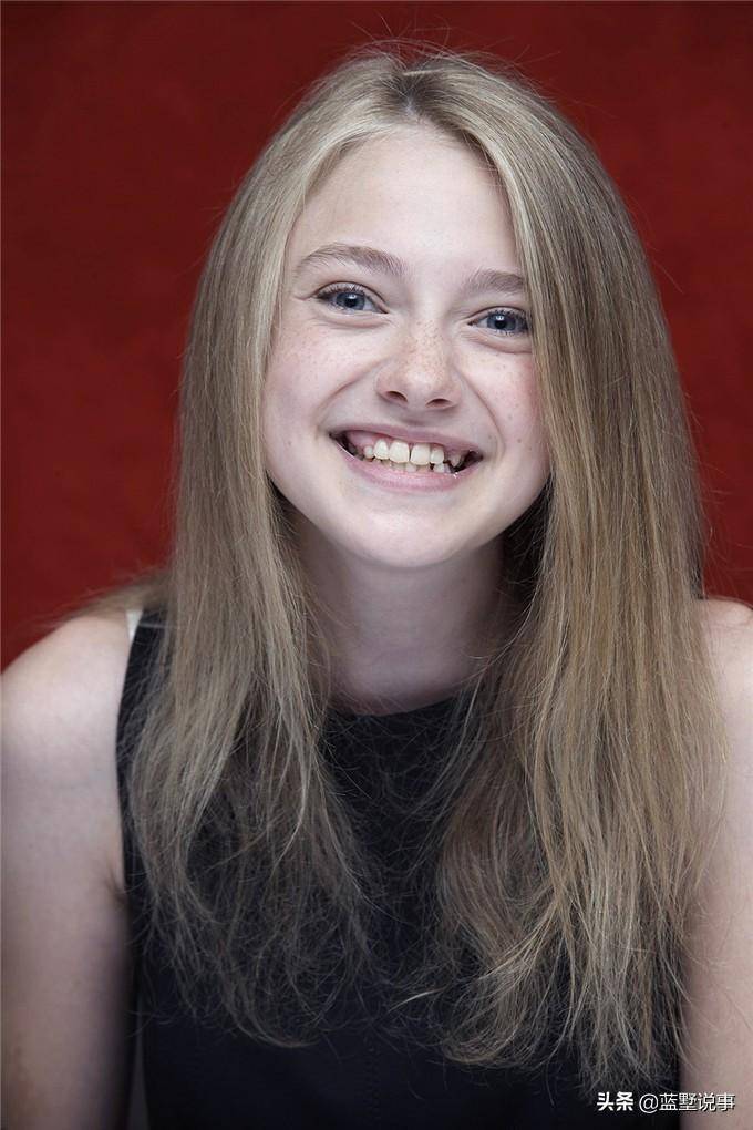 图集:从萌态到时尚,看国外女演员达科塔·范宁如何长大_穿着_fanning