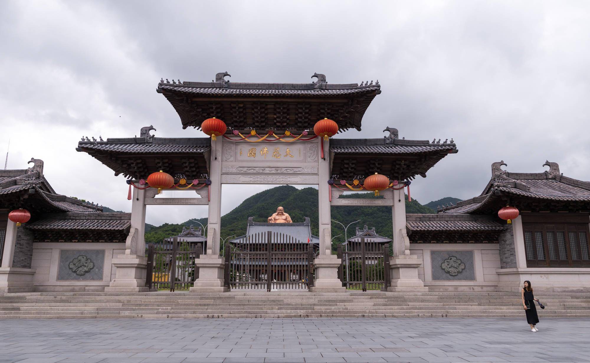 它是中国佛教五大名山之一，建有最大的弥勒佛像，却一直存在争议