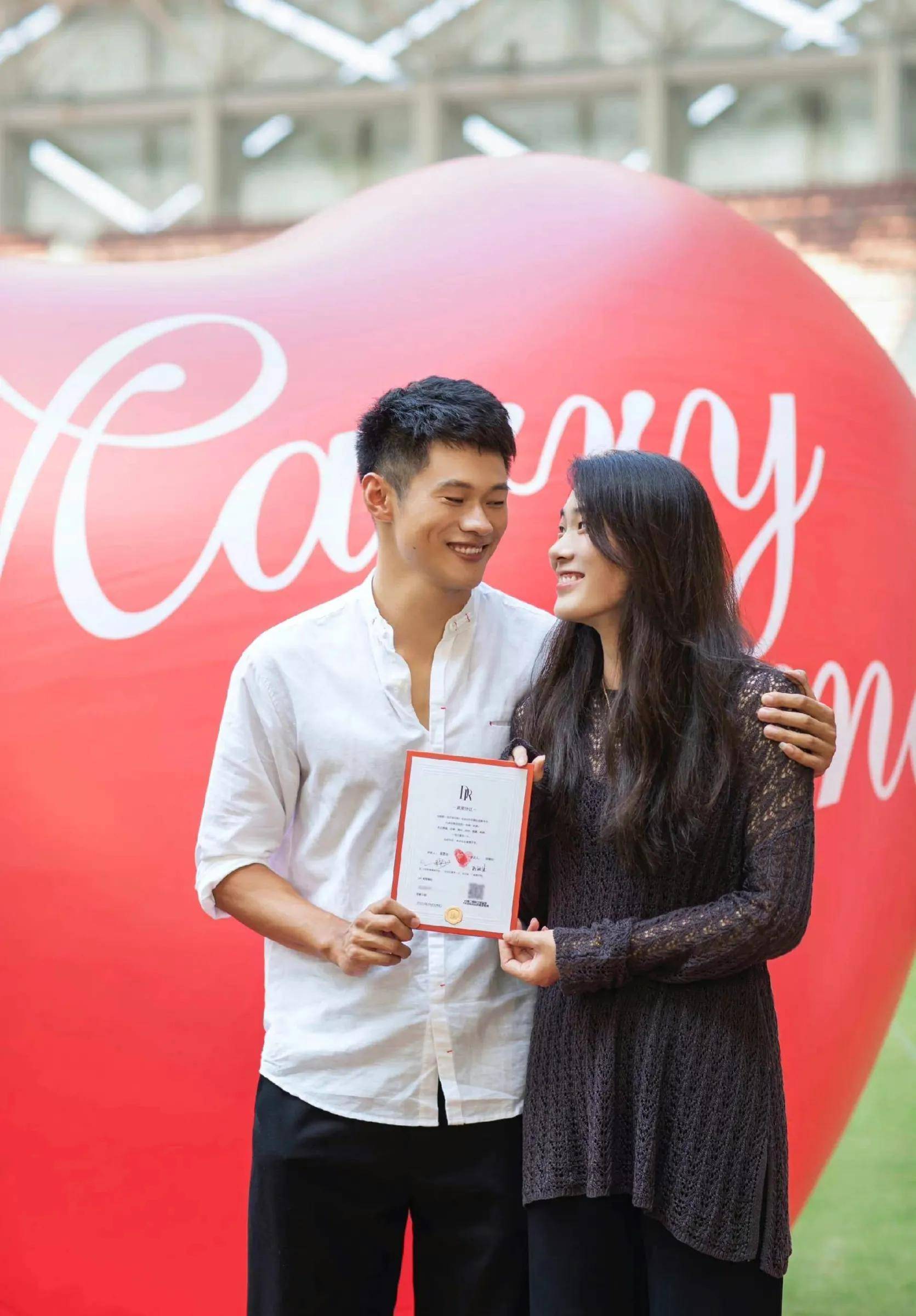 当天,谢震业身穿白衬衫搭配黑色休闲裤,穿着打扮帅气有型,他先是在