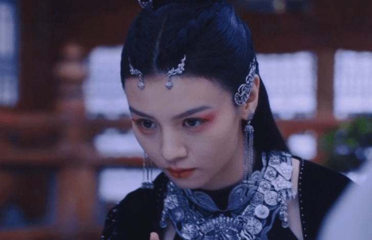 在电影中,春夏饰演法师泷夜一角,一身黑衣灵气十足,二十四岁就拿下了