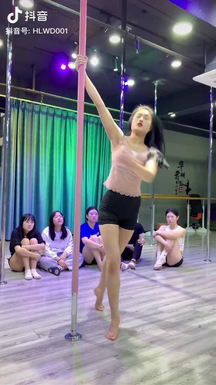 钢管舞梁怡老师人美性格好,教学耐心又幽默学舞蹈的女孩 努力的女孩