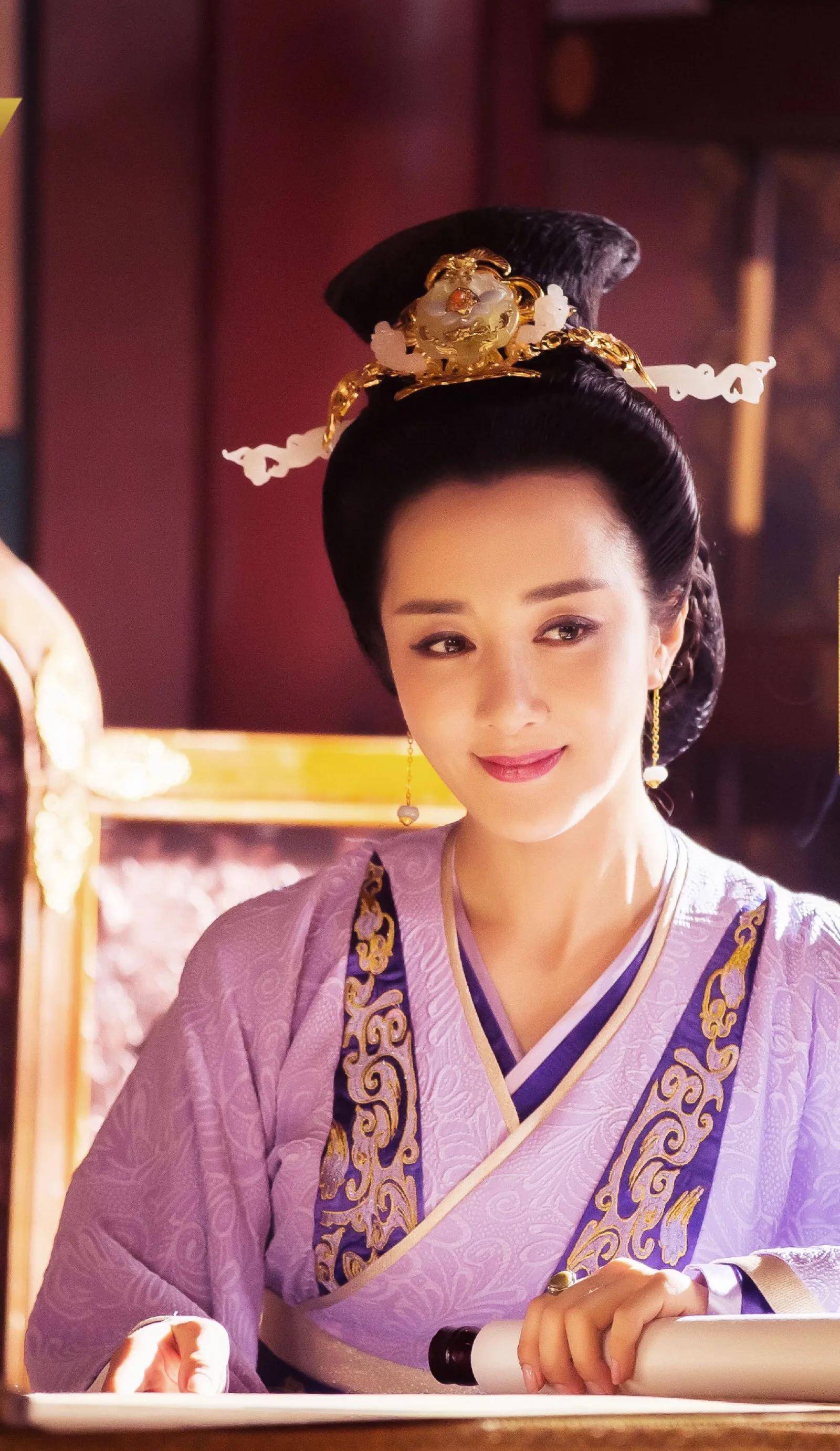 胡冰卿张丹峰徐正溪安以轩等人主演的《独孤天下》中,李依晓饰演的是