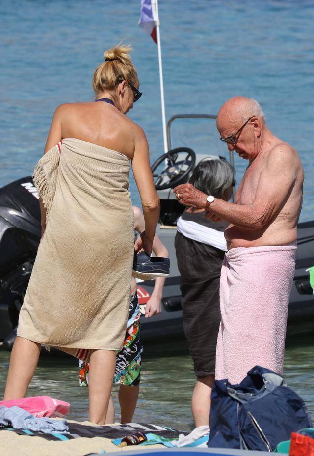 默多克携妻海边度假,89岁穿花泳裤肚皮松弛,64妻子裹浴巾显保守_瑞莉