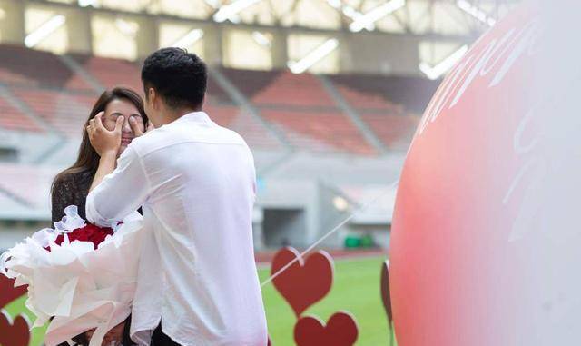 谢震业田径场求婚成功:告白20秒跑完200米爱你一辈子_卢敏佳_陆敏